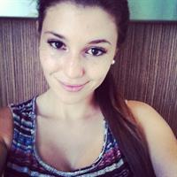 Carolina Neto taking a selfie