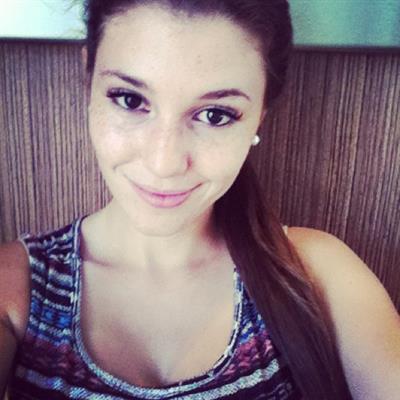 Carolina Neto taking a selfie