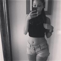 Carolina Neto taking a selfie