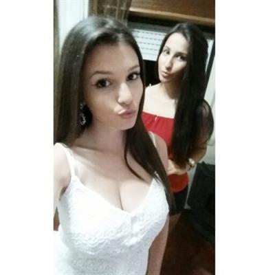 Carolina Neto taking a selfie