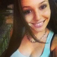 Carolina Neto taking a selfie