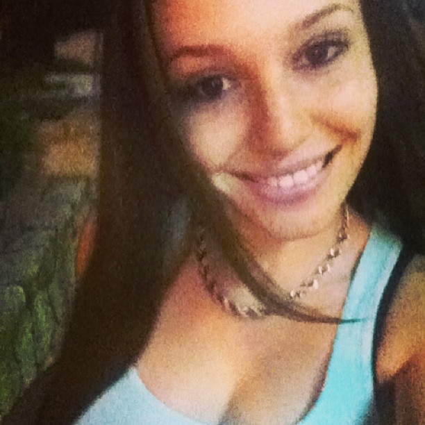 Carolina Neto taking a selfie