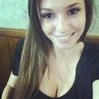 Carolina Neto taking a selfie