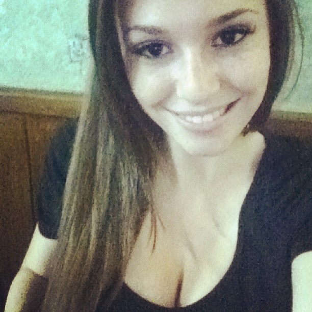 Carolina Neto taking a selfie