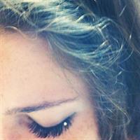 Carolina Neto taking a selfie