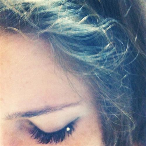 Carolina Neto taking a selfie