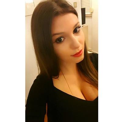 Carolina Neto taking a selfie