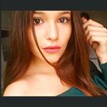 Carolina Neto taking a selfie