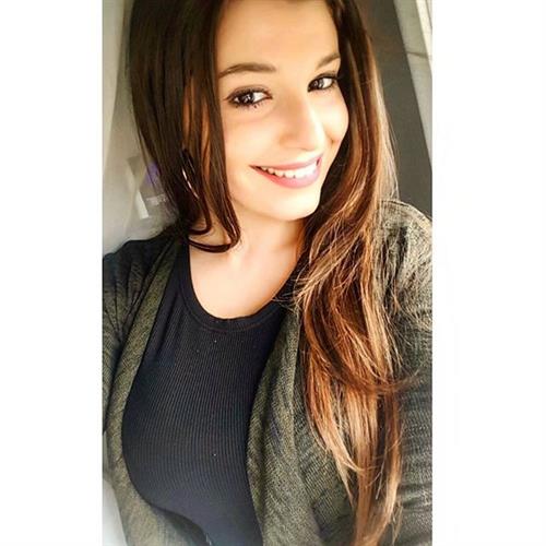 Carolina Neto taking a selfie