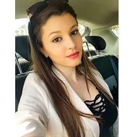 Carolina Neto taking a selfie