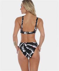 Elisandra Tomacheski in a bikini - ass