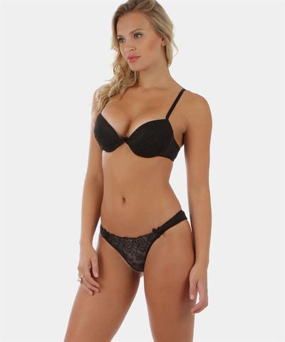 Elisandra Tomacheski in lingerie