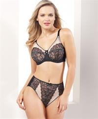 Elisandra Tomacheski in lingerie