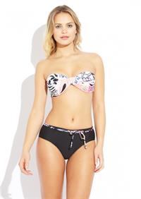 Elisandra Tomacheski in a bikini