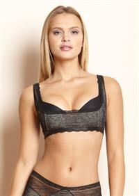 Elisandra Tomacheski in lingerie