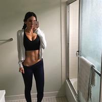 Jen Selter taking a selfie