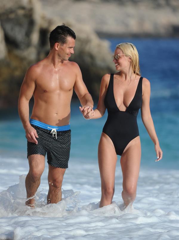 The gorgeous blonde seems to spend the holiday with 31-year-old fiancé Oliver Mellor.