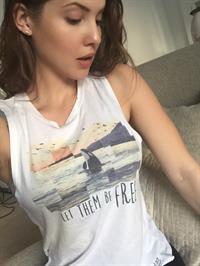 Amanda Cerny taking a selfie