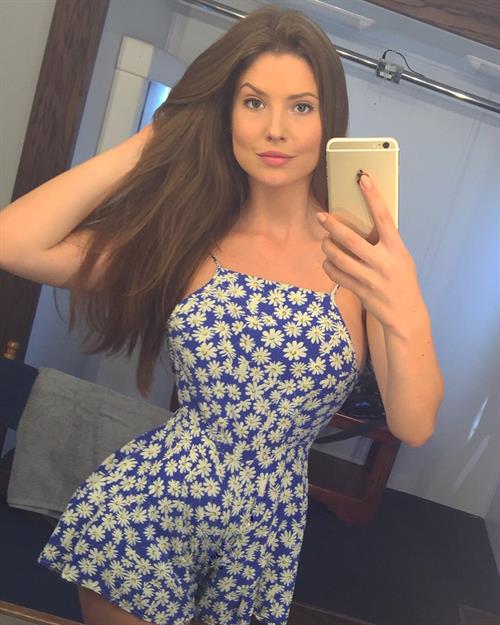 Amanda Cerny taking a selfie