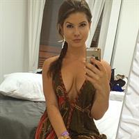 Amanda Cerny taking a selfie