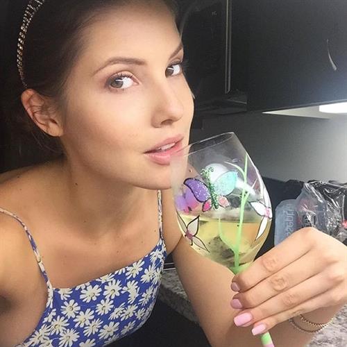 Amanda Cerny taking a selfie