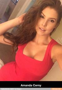 Amanda Cerny taking a selfie