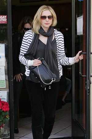 Laura Prepon out for lunch in Beverly Hills December 18, 2009