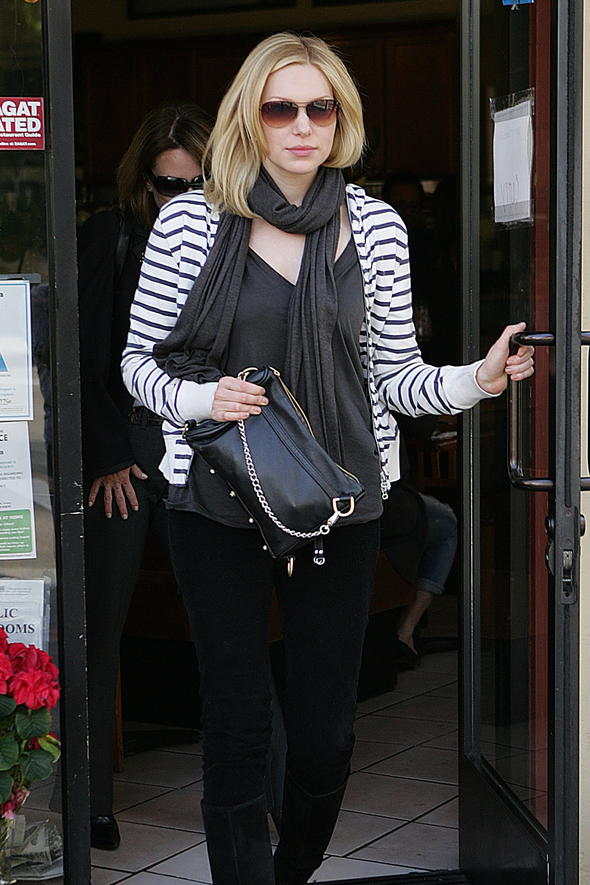 Laura Prepon out for lunch in Beverly Hills December 18, 2009