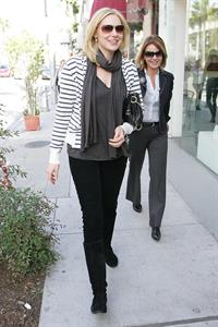 Laura Prepon out for lunch in Beverly Hills December 18, 2009