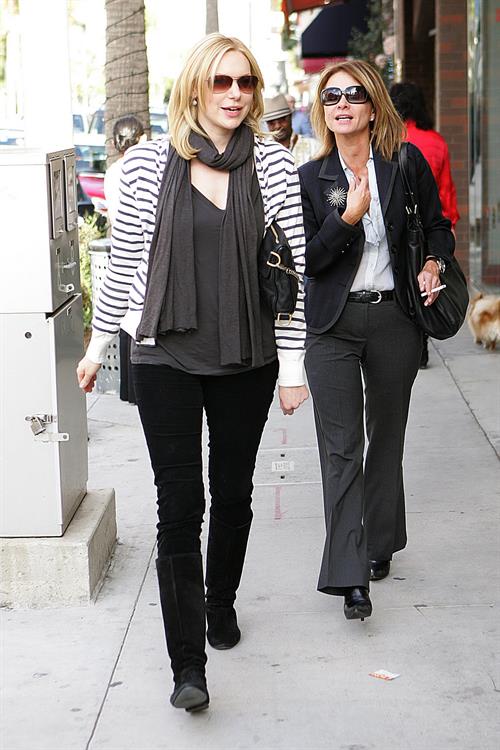 Laura Prepon out for lunch in Beverly Hills December 18, 2009