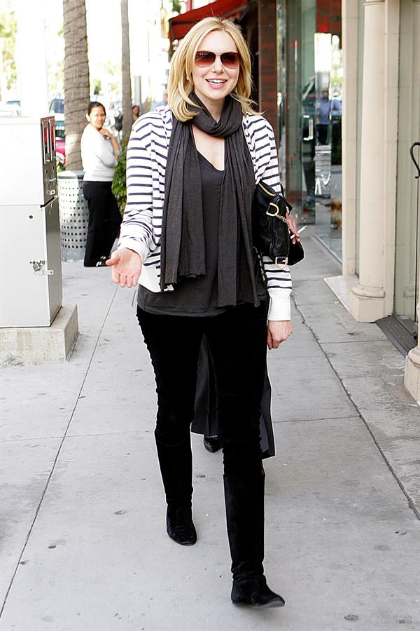 Laura Prepon out for lunch in Beverly Hills December 18, 2009