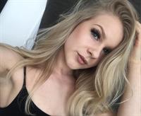 Amanda Bennett taking a selfie