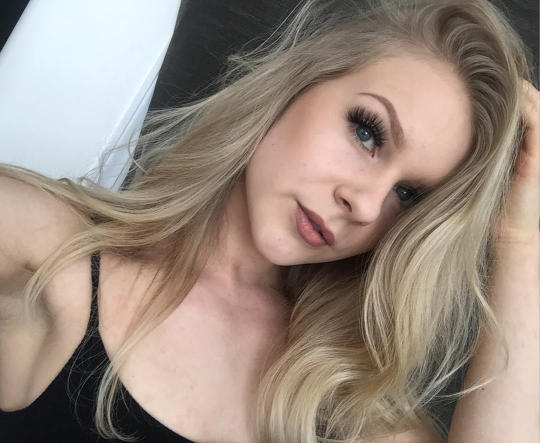 Amanda Bennett taking a selfie