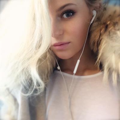 Anna Nyström taking a selfie