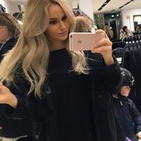 Anna Nyström taking a selfie