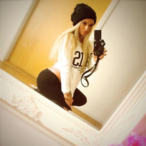 Anna Nyström taking a selfie