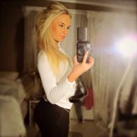 Anna Nyström taking a selfie