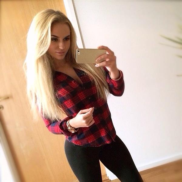 Anna Nyström taking a selfie