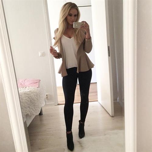 Anna Nyström taking a selfie