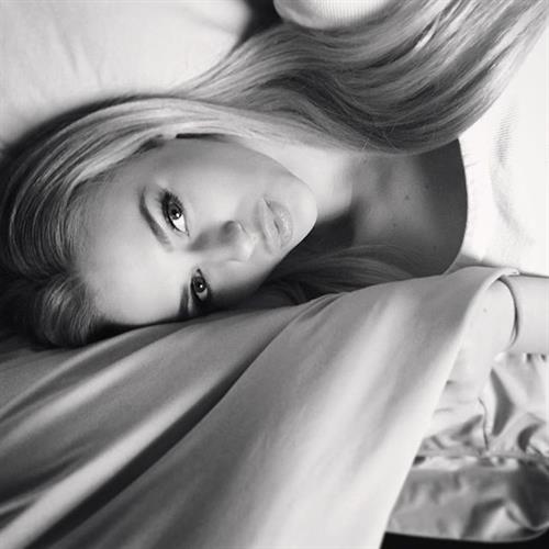 Anna Nyström taking a selfie