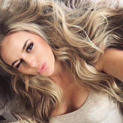 Anna Nyström taking a selfie