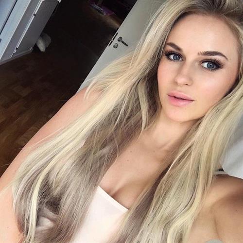 Anna Nyström taking a selfie