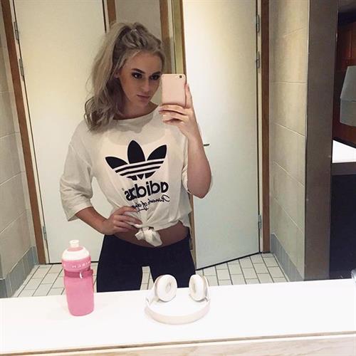 Anna Nyström taking a selfie