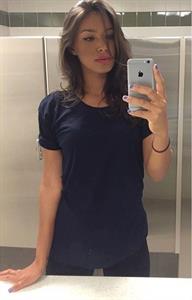 Ilfenesh Hadera taking a selfie