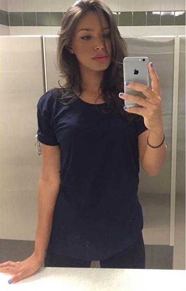 Ilfenesh Hadera taking a selfie