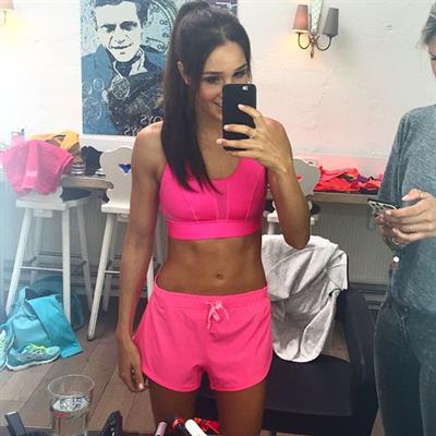 Kayla Itsines taking a selfie