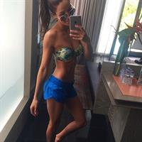 Kayla Itsines taking a selfie