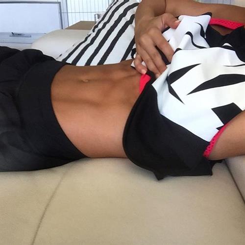 Kayla Itsines taking a selfie