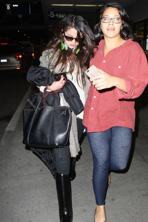 Selena Gomez Pictures Selena Gomez – LAX airport arrival in LA 1/5/13