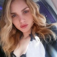 Andreja Pejić taking a selfie